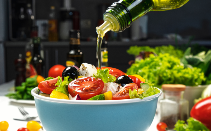 Dùng dầu oliu cho các món salad là lựa chọn hoàn hảo