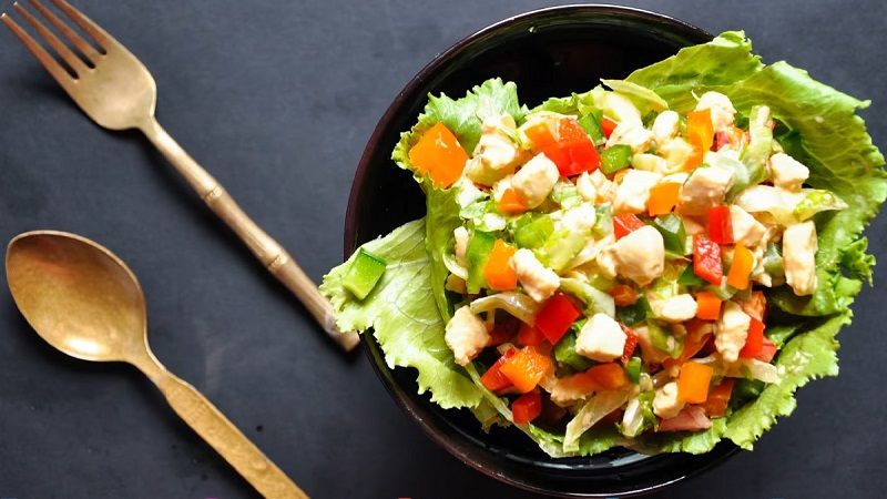 Dầu oliu giúp món salad thơm ngon hơn