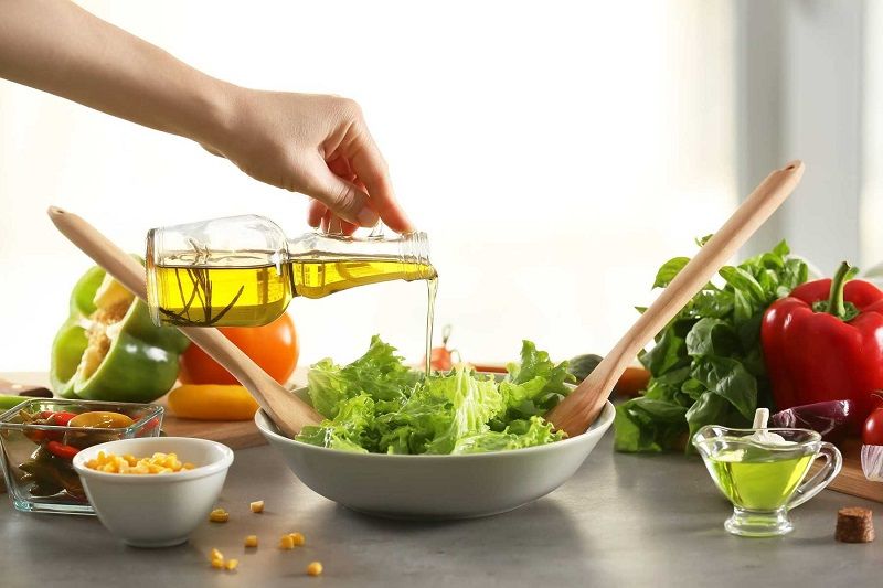Làm salad với dầu oliu